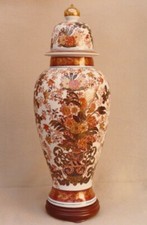 Vaso Cinese decoro a mano WANG dettagli oro,coperchio,base legno cm.23x65h.