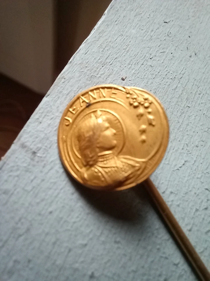 Ancienne Epingle à Cravate / Chapeau Jeanne D ' Arc Métal Doré - Photo 2/4