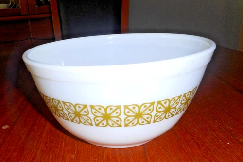 Vtg. Pyrex White Glass Verde Green Square Flower (402  1 1/2 QT) Mixing Bowl-VGC