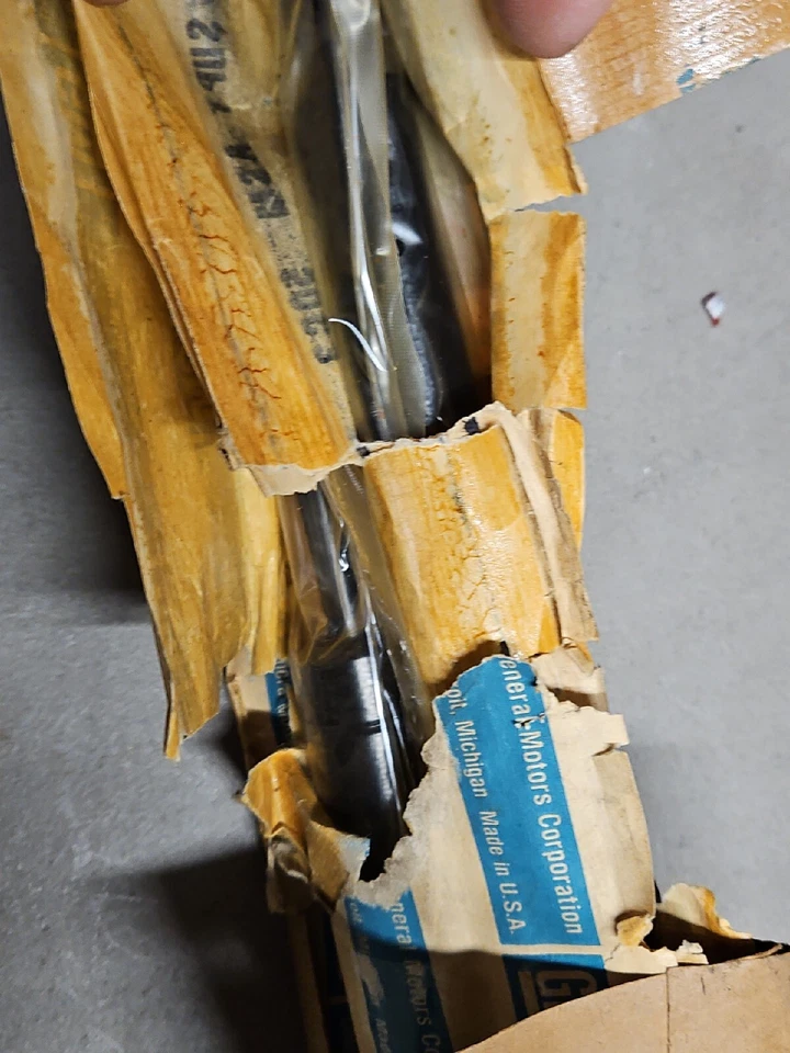 Soporte tapa compartimento trasero NOS GM 20226397 PARA 82-83 IMPALA, 80-81 OLDS 88/98 Foto 4 de 4