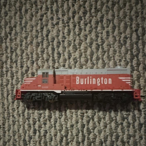 Bachmann N Burlington EMD F9 Diesellok 6826 rot/silber Analog DC | Zustand: Used