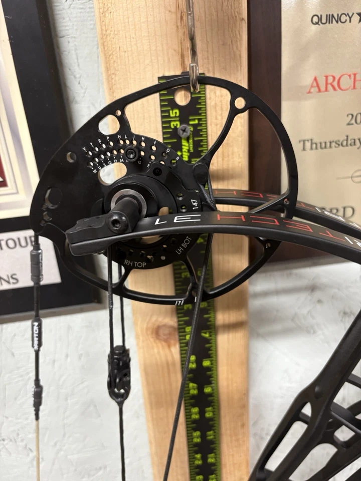 Darton Tritech 31 Right Hand 60 lbs Black Riser w/Black Limbs - Image 3 of 4