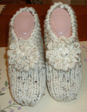 HAND KNITTED WOMAN LADY SLIPPERS "CUTE"   SIZE - LARGE 10 - 11  with DAISY