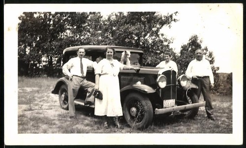 Fotografie Auto Oakland 1930, Ehepaar mit Hund auf der Motorhaube