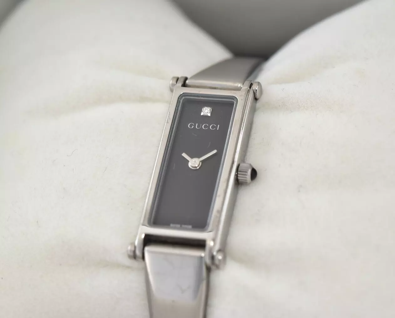 Montre à quartz femme vintage GUCCI 1500L cadran noir diamant fabrication suisse