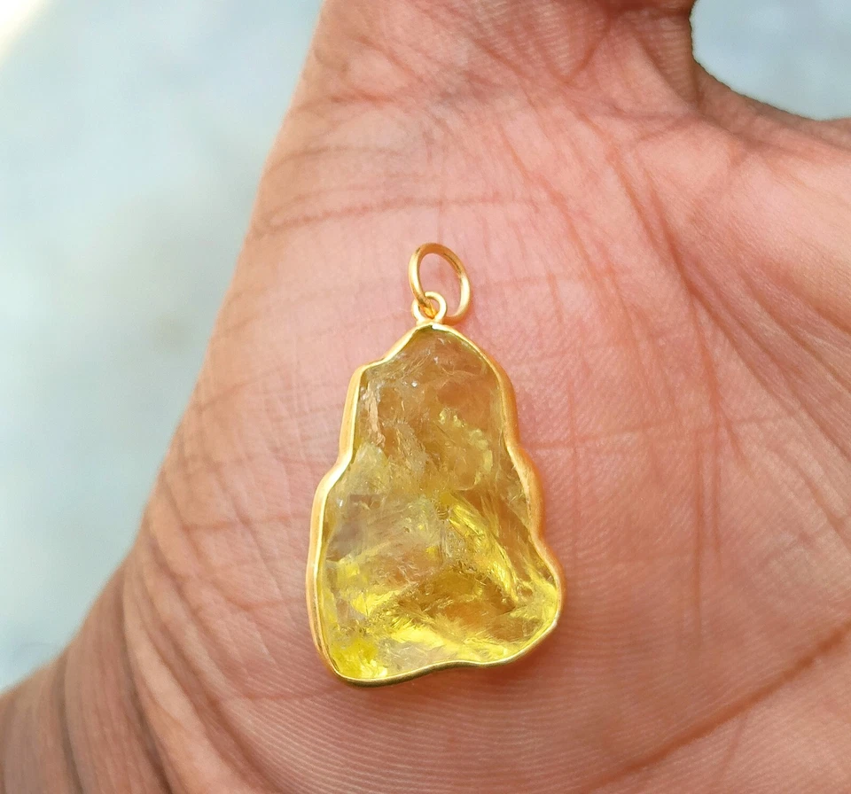 Colgante sin cuello hecho a mano con topacio limón áspero natural con dije de plata de ley 925 Foto 3 de 4