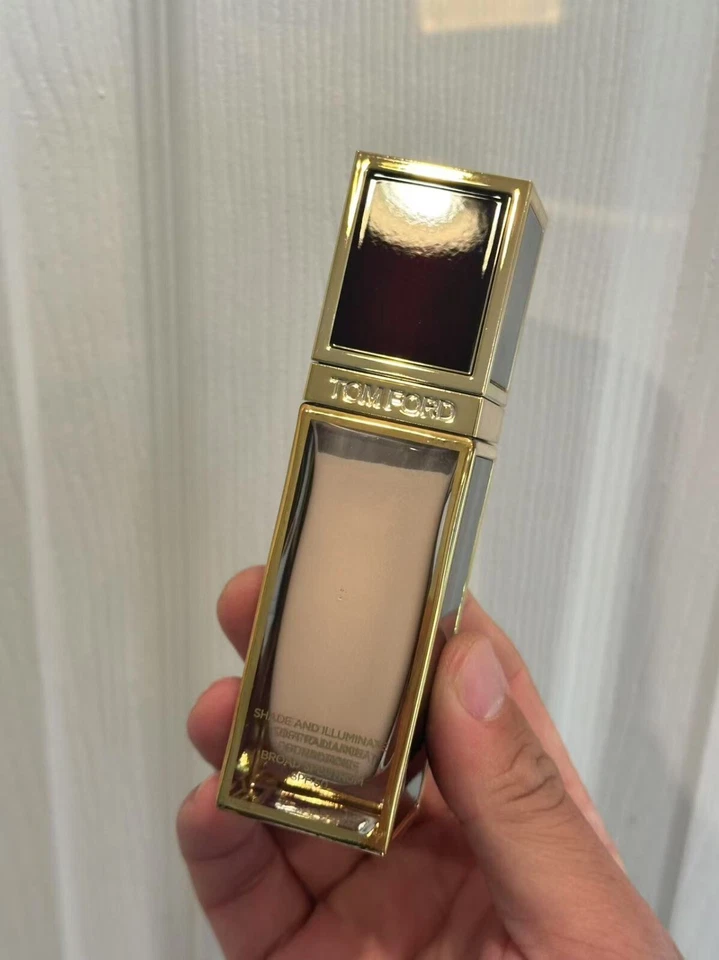 Shade and Illuminate Soft Radiance Foundation SPF 50 - Image 3 of 4