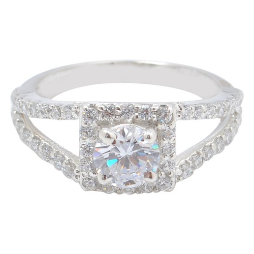 D/VVS1 2.00Ct Round Shape Solitaire With Accents Women's Ring In 14KT White Gold