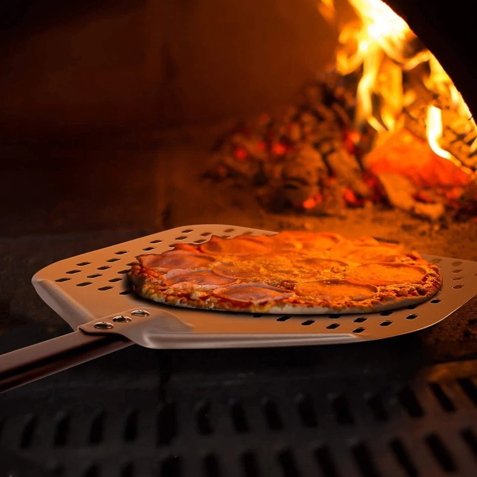 Cáscara de pizza de aluminio perforada de 47" con mango largo de silicona para hornear con estilo Foto 4 de 4