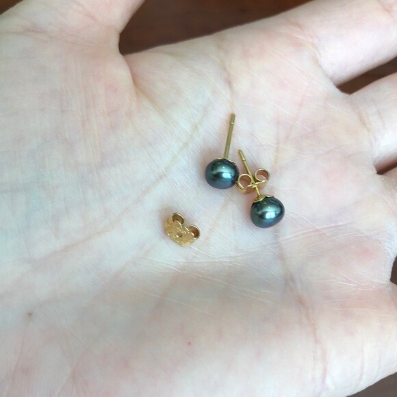 ピアス LESS IS MORE 14K gold field hook black pearl earrings Tahitian Black Pearl Earrings in Gold - 9-10mm