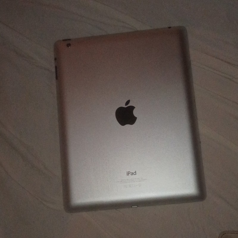 4 Gen Apple iPad Barely Scratches Useda1458 Model Comes With Charger And Case