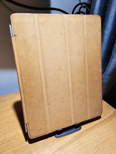 10" Apple iPad 2 16GB Wi-Fi White - with tan leather Smart Cover bundle - Picture 4 of 5