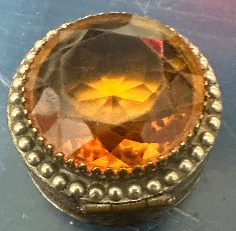 Antigua/Vintage Amber Gem Latón Repujado Bisagras Baratija, Pastillero 1 9/16" por 1" Foto 3 de 4