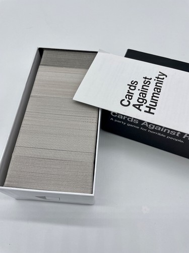 Juego inicial de cartas contra la humanidad de Kickstarter con 600 cartas, caja e instrucciones - Imagen 2 de 6