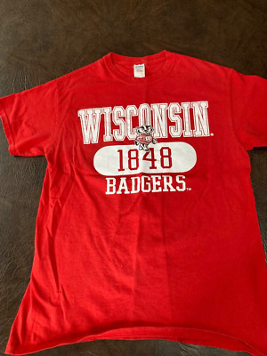 Size M WISCONSIN BADGERS 1848 T-Shirt Red Bucky Badger