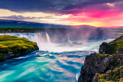 Wandbild: Sommermorgenszene am Godafoss-Wasserfall. Farbenfroher [...]