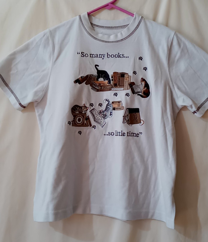 T-shirt embroidered cats & books "So Many Books...So Little Time" L (Chest 42")