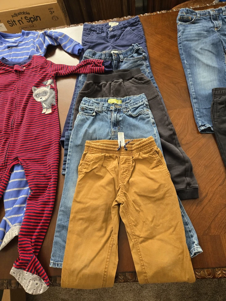 Par de pantalones y 2 durmientes ligeramente usados para niños talla 5T 7 Foto 4 de 4