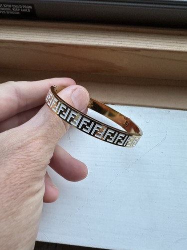 FENDI Forever Armband Armreif Gold-Finish Metall weiß Emaille FF Motiv Größe: S