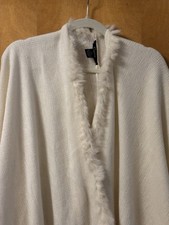 White Shawl With Faux Fur And Fringe
