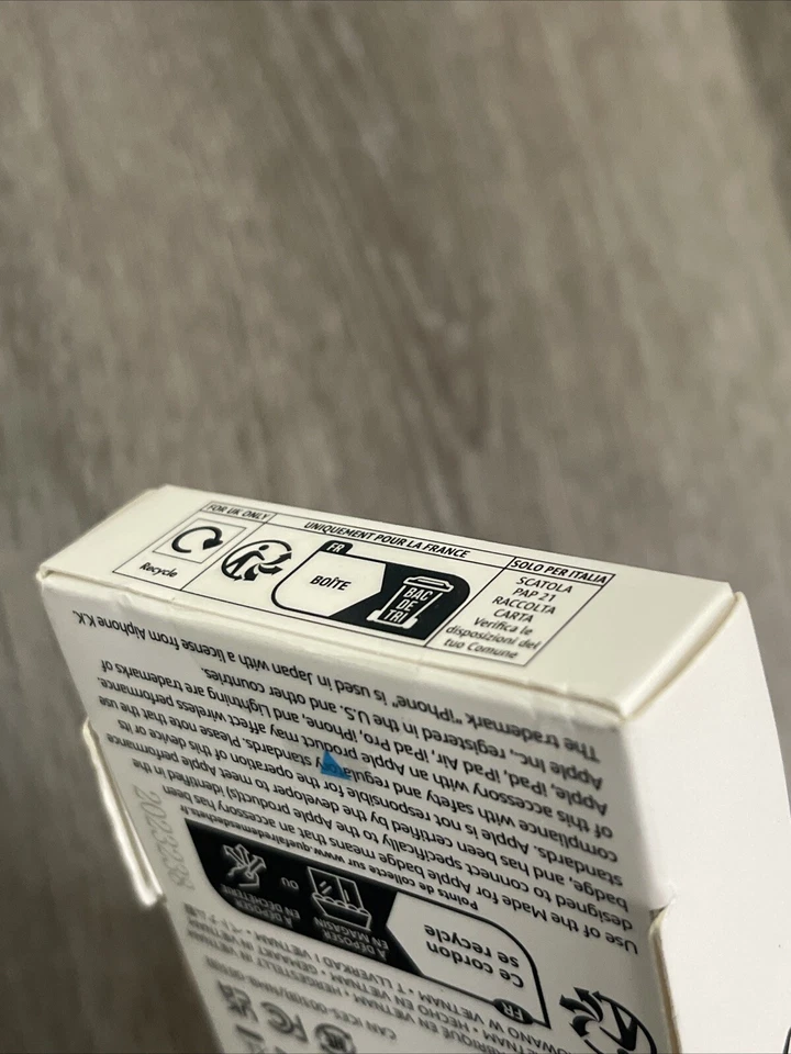 Amazon Basics USB-C Connector 3Ft Black cable charging box damaged - Image 2 of 4