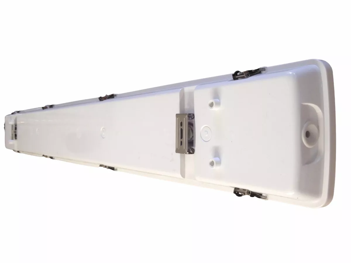 Hanging 4 foot led outlet light fixture