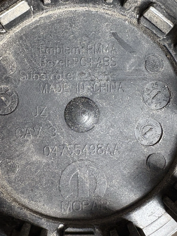 Tapa central plateada 22 23 Jeep Grand Wagoneer OEM 04755498AA Foto 2 de 2