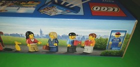 LEGO City Garage 4207, Parking Elevator Car Wash Gas 933 Pieces 2012 New Sealed