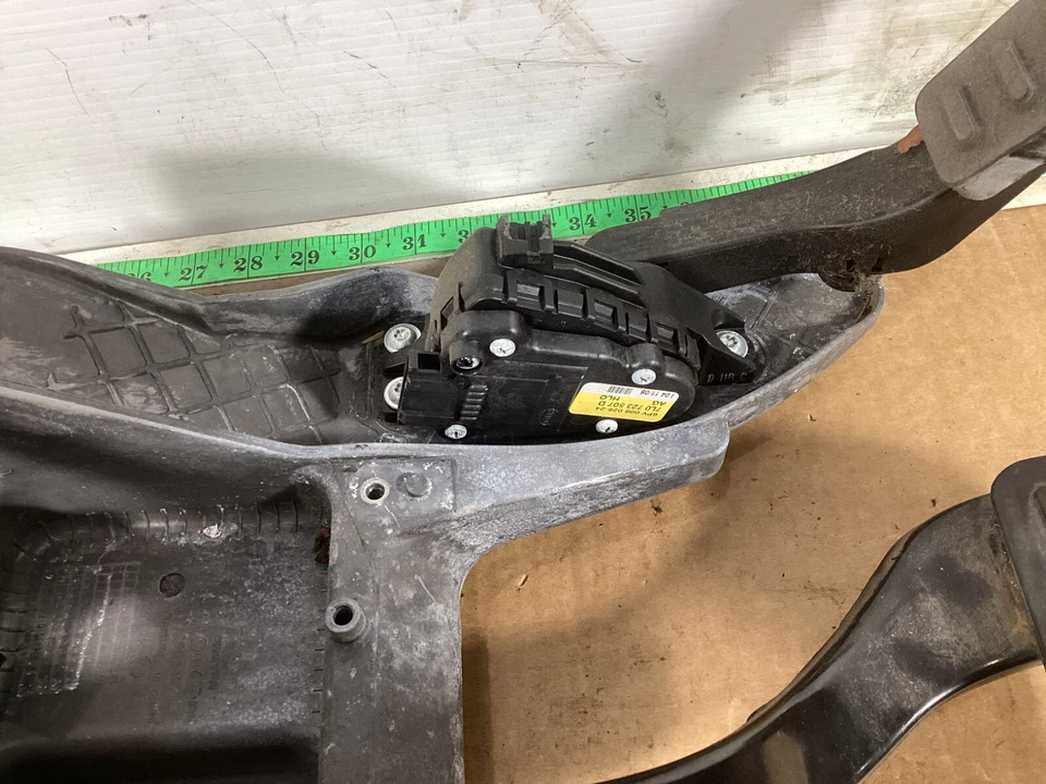 Conjunto de pedal de freno y acelerador Porsche Cayenne 2008-2010 OEM. Foto 2 de 4