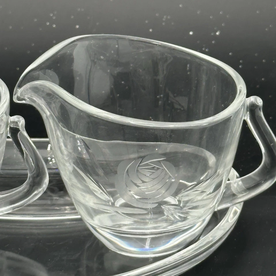 Crema y azucarero Fostoria Crystal ROSE con asas grabadas en bandeja Foto 2 de 3
