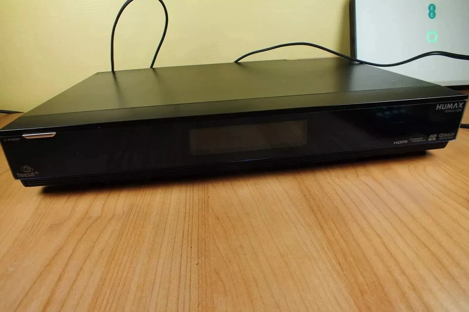 Humax Foxsat-HDR 320GB Twin Tuner Freesat+ HD Sat TV Recorder - mit Fernbedienung