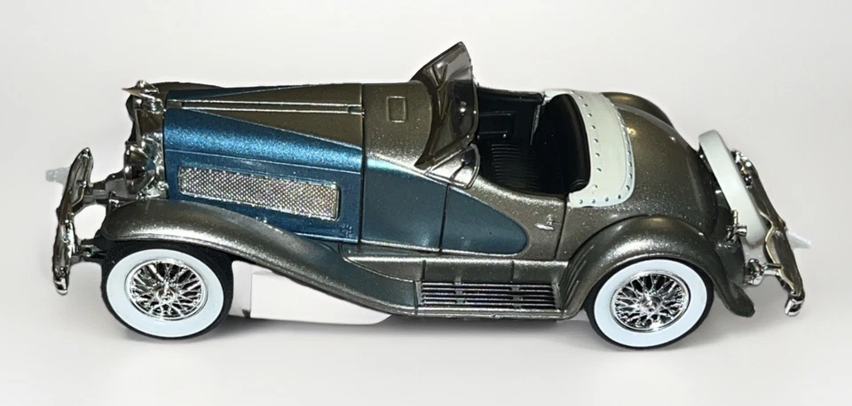 National Motor Museum Mint 1935 Duesenberg SSJ Silver Convertible 1:32 Diecast - Image 3 of 4