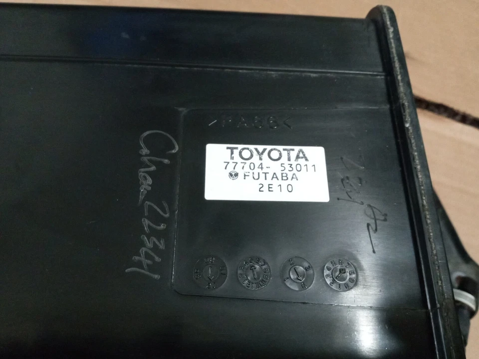 01-03 Highlander y 01-05 LEXUS GS RS 300 bote de carbón de combustible 77704 53011 OEM Foto 2 de 4