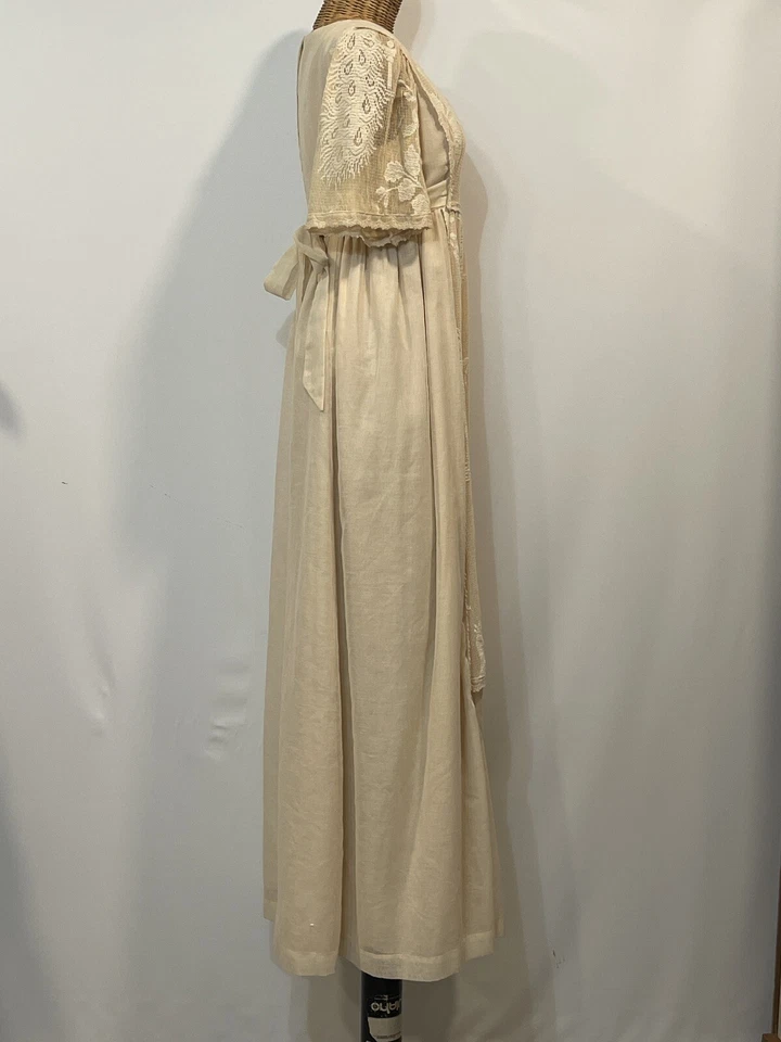 Maxi Vestido De Colección Años 70 Crema Antiguo Encaje Campesino Muselina Algodón Forrado Cintura Imperio Foto 2 de 4