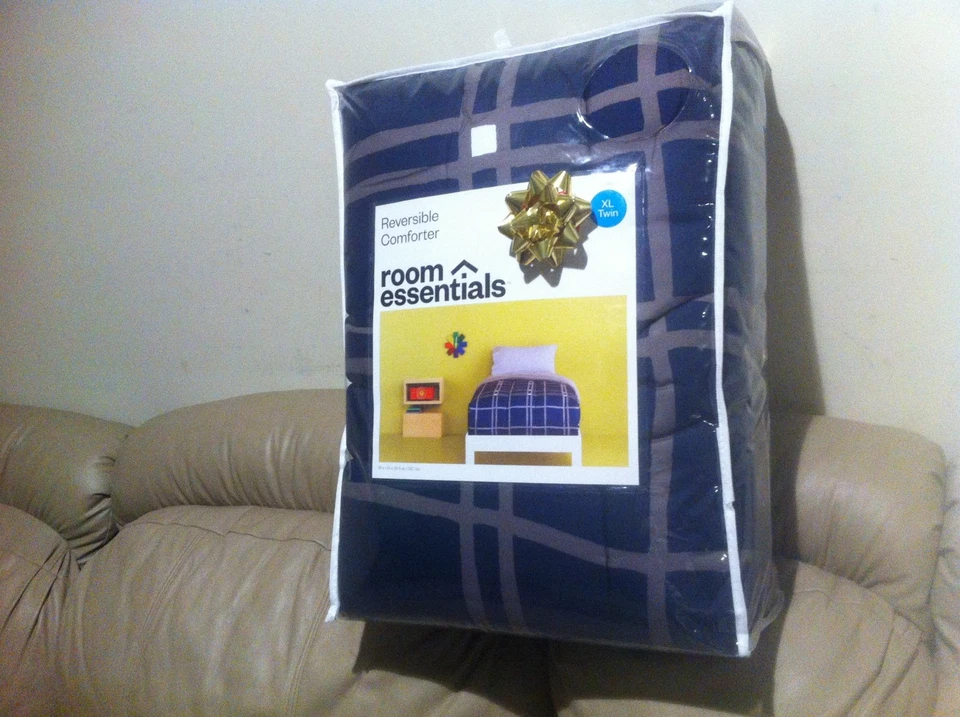 New TWIN XL - RE Room Essentials Reversible Comforter - Image 2 of 3