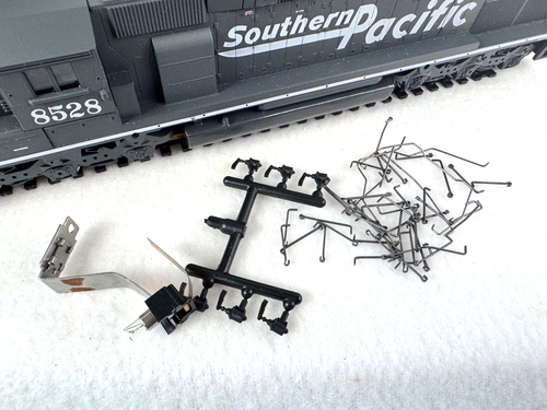 *SD40T-2 Southern Pacific powered locomotive - HO- Athearn- New/Vintage - Picture 5 of 13