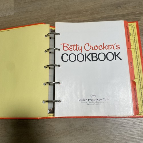 Vintage Betty Crocker's Red Pie Cover Cookbook 5 Ring Binder 26th printing 1976 - Picture 4 of 16