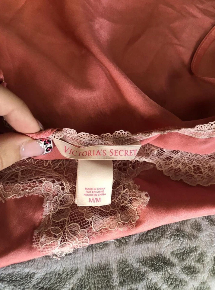 Vestido sin mangas sedoso de encaje satinado Victorias Secret Foto 2 de 2