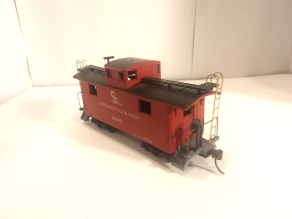 Roundhouse HO C&O #9008 Modern 2-Window Caboose 3511, KD's, Original Box, Used - Image 2 of 4