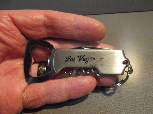 Portachiavi da collezione in metallo 3" in vite sughero Las Vegas, apribottiglie, coltello - Foto 5 di 5