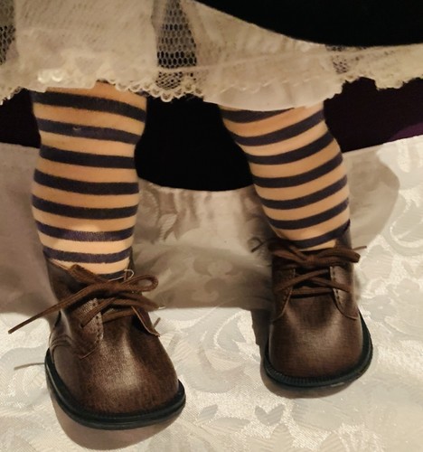 Zasan - Porcelain Collector Doll – 52cm - Redhead in Green Plaid Dress & Shoes - Picture 9 of 24