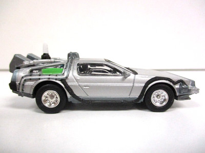 JOHNNY LIGHTNING - BACK TO THE FUTURE DeLOREAN TIME MACHINE (RUBBER TIRES) 1/64
