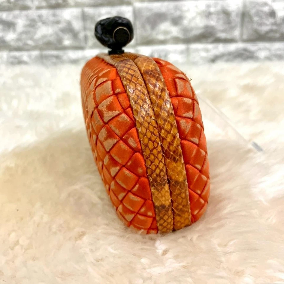 Bolso sin asas Bottega Veneta Intrecciato diseño piña satinado bolso tejido Foto 4 de 4