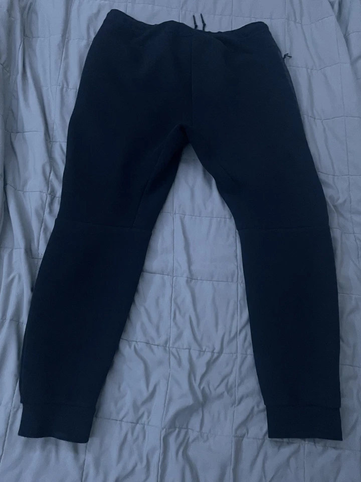 Pantalones deportivos Nike Sportswear Tech polar gris y negro talla XL Foto 2 de 4