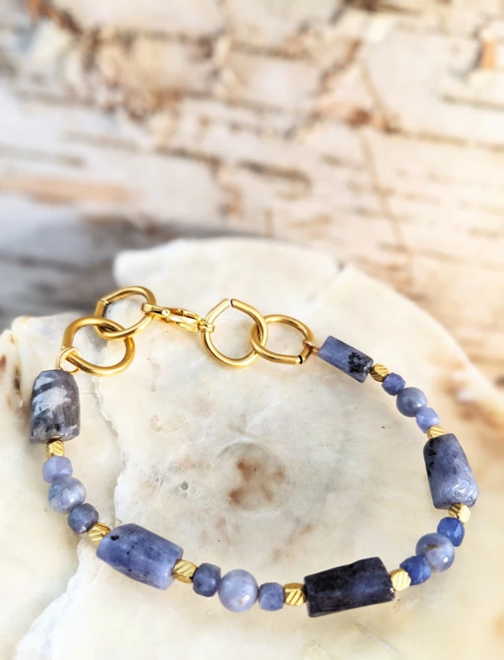 Pulsera de tanzanita púrpura natural en forma libre y cuentas Foto 4 de 4