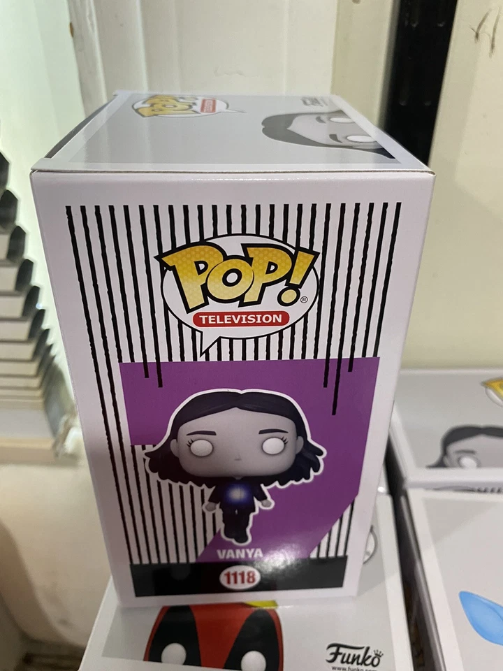 The Umbrella Academy Vanya Hargreeves Flying (GITD) ¡Pop! ¡Exclusivo de Target casi nuevo! Foto 2 de 4