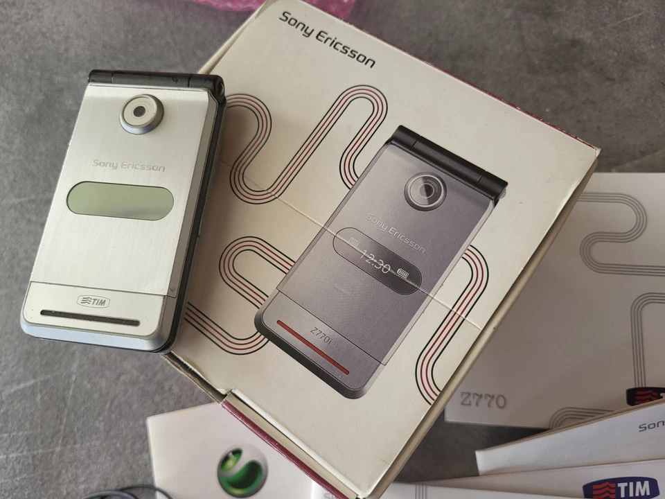 Sony Ericsson Z770 GSM Bluetooth USB Radio Phone cellulare collezione completo! - Immagine 3 di 4