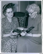 1960 Photo Ella Swift Shows Mrs Howell Pictures Of Her Students Education 8X10