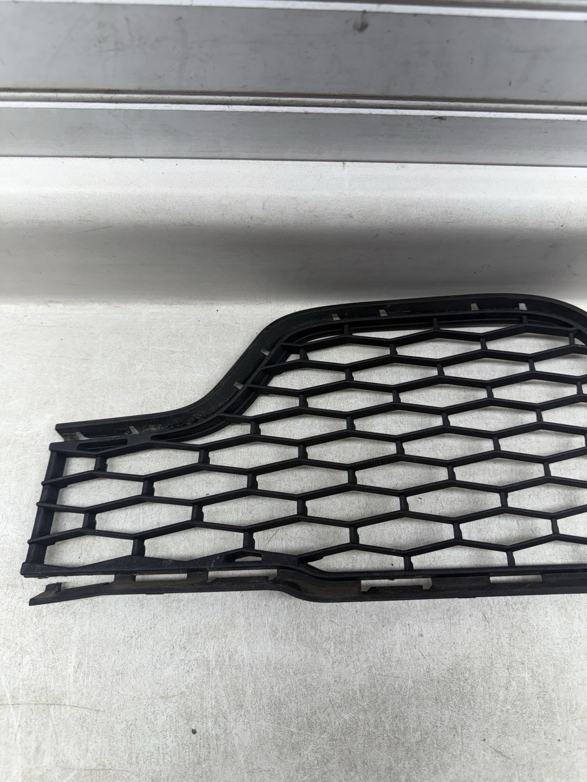 2014 2015 2016 2017 Maserati Ghibli Front Inner Right Bumper Grille Insert OEM 