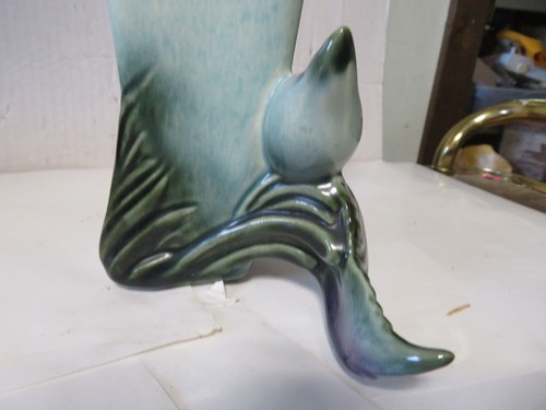 Vintage Hull Pottery USA 96 Triangular Vase Duck in Flight with Cattails Detail - Picture 10 of 12